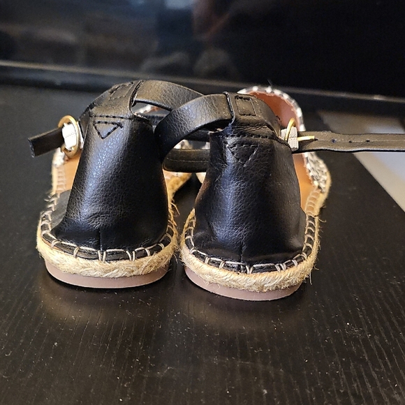 Old Navy Black and White Sandals with Animal Print - Picture 3 of 4